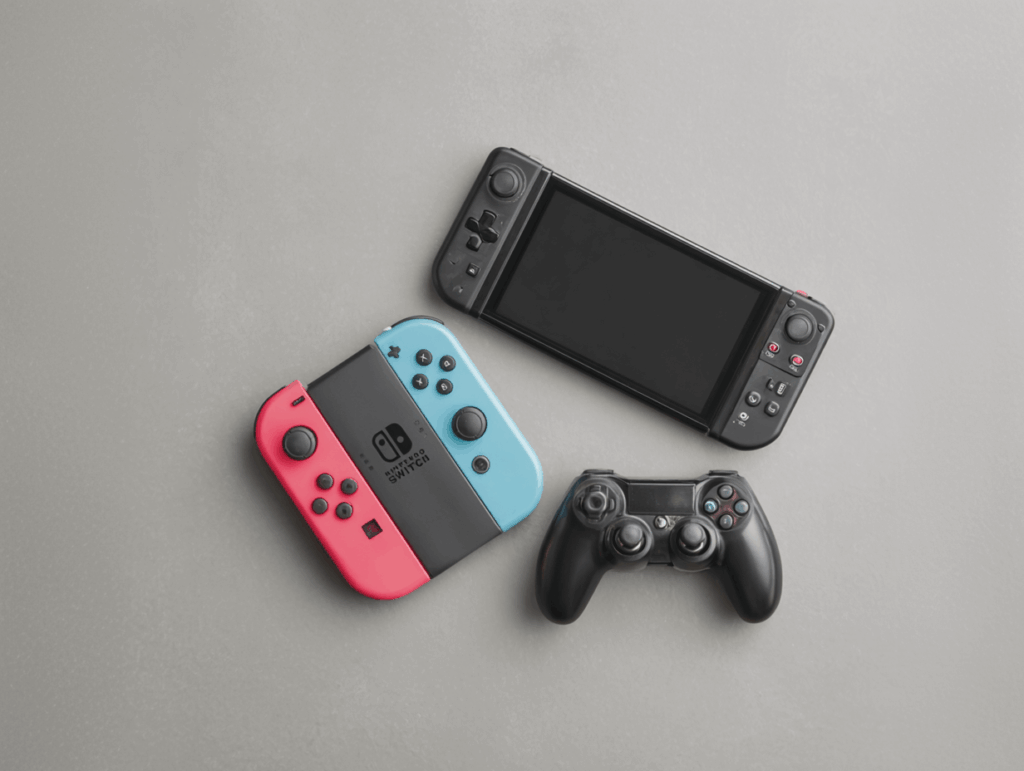 Vergleich der Nintendo Joy-Con mit dem Pro Controller und Hori Split Pad Pro – zeigt Unterschiede in Design, Ergonomie und Ausstattung im Nintendo Joy-Con Test.