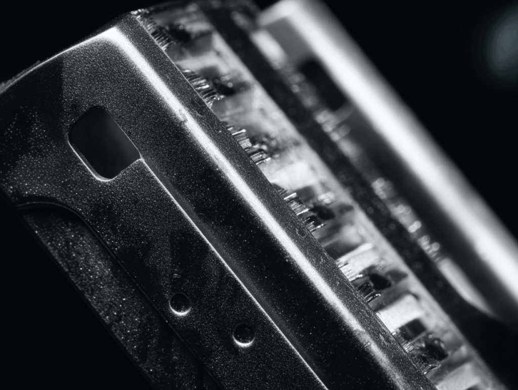 Nahaufnahme der Scherköpfe von Philips OneBlade, Braun 53B und Philips SH30/50 im direkten Rasierklingen Vergleich.